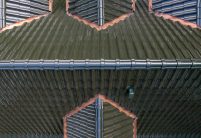 Hohlfalzziegel Z5 in tannengrün mit schöner Klinkerfassade mit First F6v von Jacobi Dachziegel