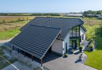 Auffallend schönes Pultdach mit Trendziegel J160 in altschwarz auf Einfamilienhaus mit Carport im Grünen