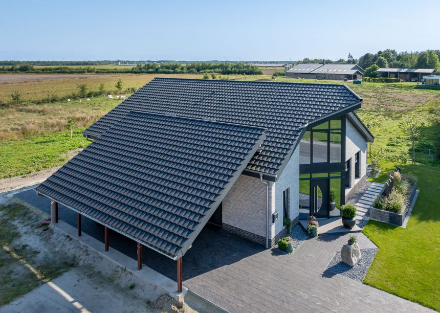 Auffallend schönes Pultdach mit Trendziegel J160 in altschwarz auf Einfamilienhaus mit Carport im Grünen
