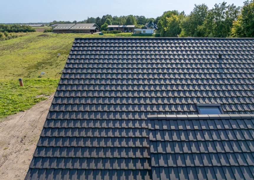 Schönes Deckbild auf Pultdach mit Trendziegel J160 in altschwarz