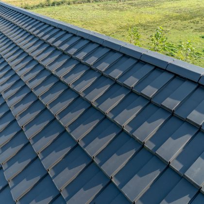 Universalpultziegel am First passend zum Trendziegel J160 in altschwarz