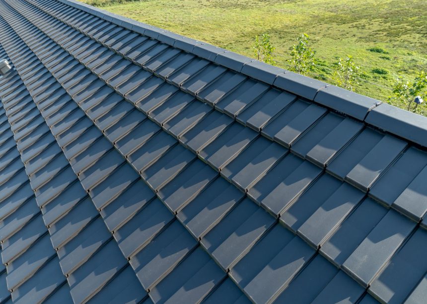 Universalpultziegel am First passend zum Trendziegel J160 in altschwarz