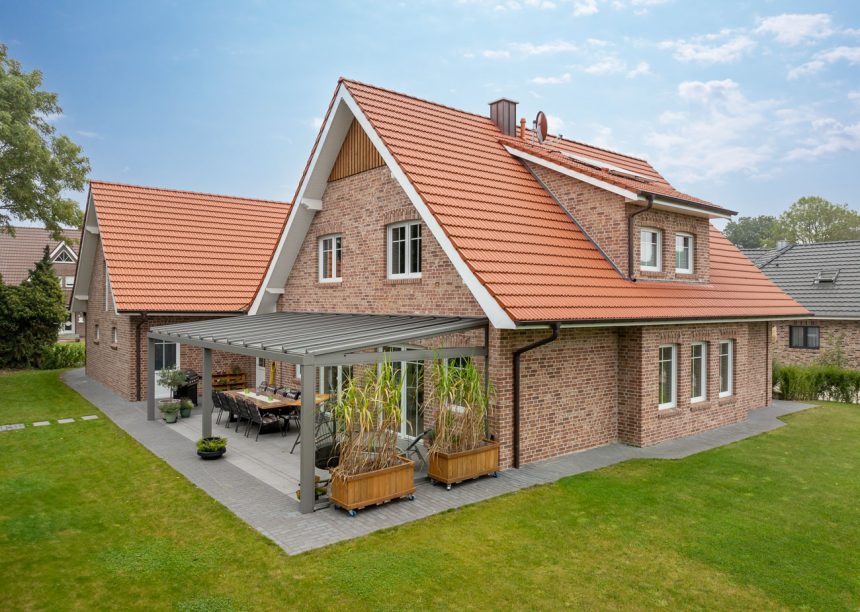 Terrasseneinblick Klinkeranwesen mit Z2 in altrot mit Rautenförmigen Dach