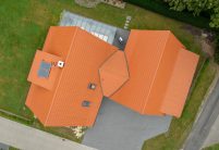 Vogelansicht von Klinkeranwesen mit Z2 in altrot, gesamt