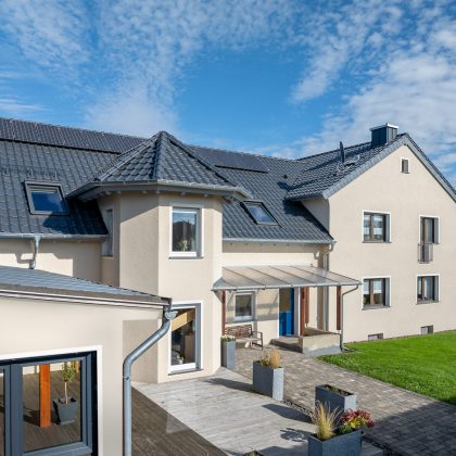 Dach mit Dachziegel J11v, der Allrounder von Jacobi, in der Gesamtansicht