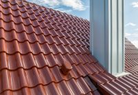 Saniertes Einfamilienhaus mit Satteldach und Dachziegel Z5 im besonderen Rotton edelkupfer mit Fokus auf den Sanilüfter