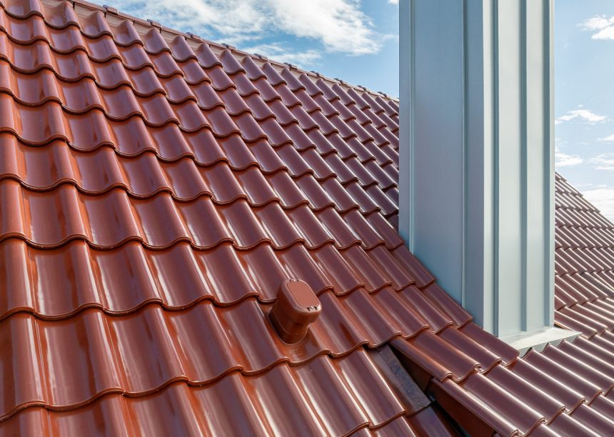 Saniertes Einfamilienhaus mit Satteldach und Dachziegel Z5 im besonderen Rotton edelkupfer mit Fokus auf den Sanilüfter