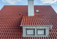 Saniertes Einfamilienhaus mit Satteldach und Dachziegel Z5 im besonderen Rotton edelkupfer mit Fokus auf die Schleppdachgaube