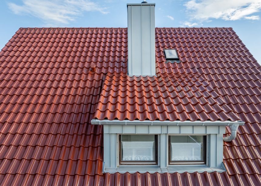 Saniertes Einfamilienhaus mit Satteldach und Dachziegel Z5 im besonderen Rotton edelkupfer mit Fokus auf die Schleppdachgaube