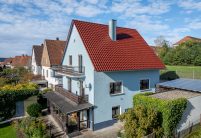 Saniertes Einfamilienhaus mit Satteldach und Dachziegel Z5 im besonderen Rotton edelkupfer