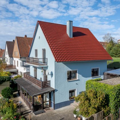 Saniertes Einfamilienhaus mit Satteldach und Dachziegel Z5 im besonderen Rotton edelkupfer