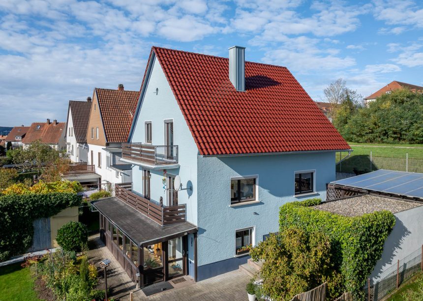 Saniertes Einfamilienhaus mit Satteldach und Dachziegel Z5 im besonderen Rotton edelkupfer