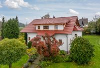 Einfamilienhaus mit Satteldachgaube und Dachziegel Z5 in toskanarot matt, ein toller Rotton, Nordansicht