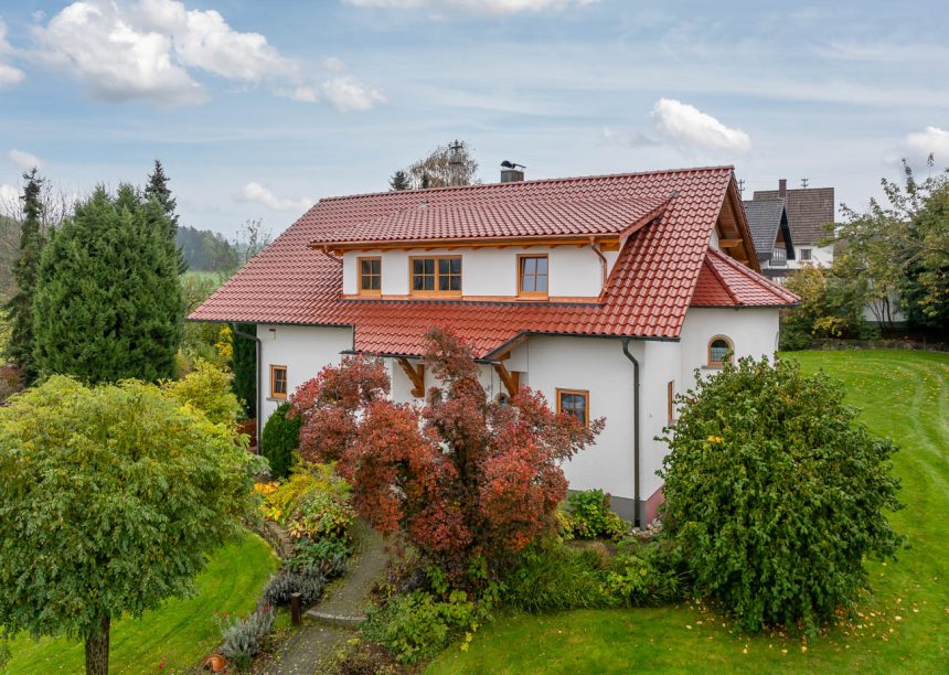 Einfamilienhaus mit Satteldachgaube und Dachziegel Z5 in toskanarot matt, ein toller Rotton, Nordansicht