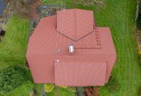 Einfamilienhaus mit Satteldachgaube und Dachziegel Z5 in toskanarot matt, ein toller Rotton, aus der Vogelperspektive