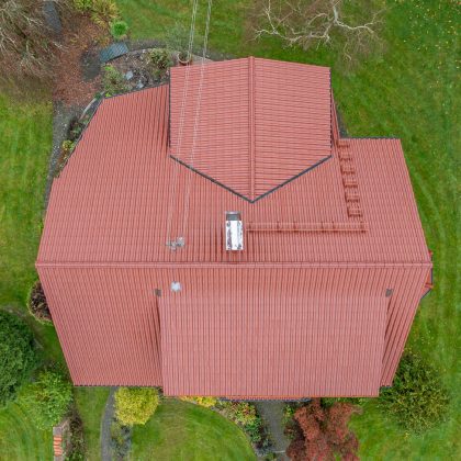 Einfamilienhaus mit Satteldachgaube und Dachziegel Z5 in toskanarot matt, ein toller Rotton, aus der Vogelperspektive