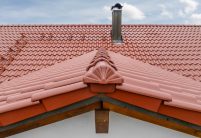 Einfamilienhaus mit Satteldachgaube und Dachziegel Z5 in toskanarot matt, ein toller Rotton, mit Fokus auf den Firstanfänger