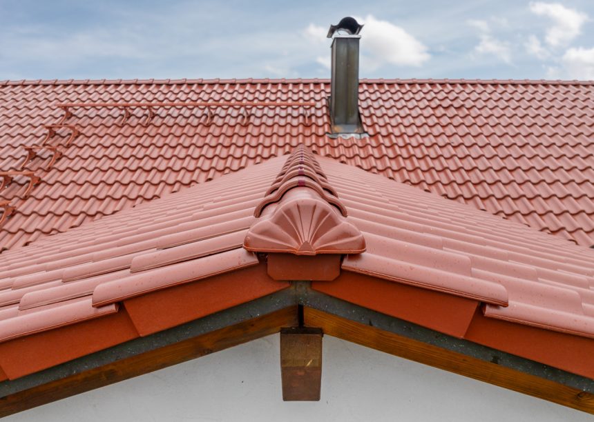 Einfamilienhaus mit Satteldachgaube und Dachziegel Z5 in toskanarot matt, ein toller Rotton, mit Fokus auf den Firstanfänger