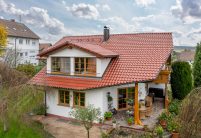 Einfamilienhaus mit Satteldachgaube und Dachziegel Z5 in toskanarot matt, ein toller Rotton