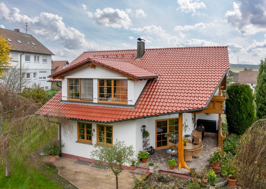Einfamilienhaus mit Satteldachgaube und Dachziegel Z5 in toskanarot matt, ein toller Rotton