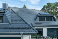 Biber im Rundschnitt in der Oberfläche edelschiefer auf Villa mit Schneefang