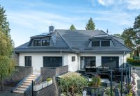 Biber im Rundschnitt in der Oberfläche edelschiefer auf Villa mit Terrasseneinblick