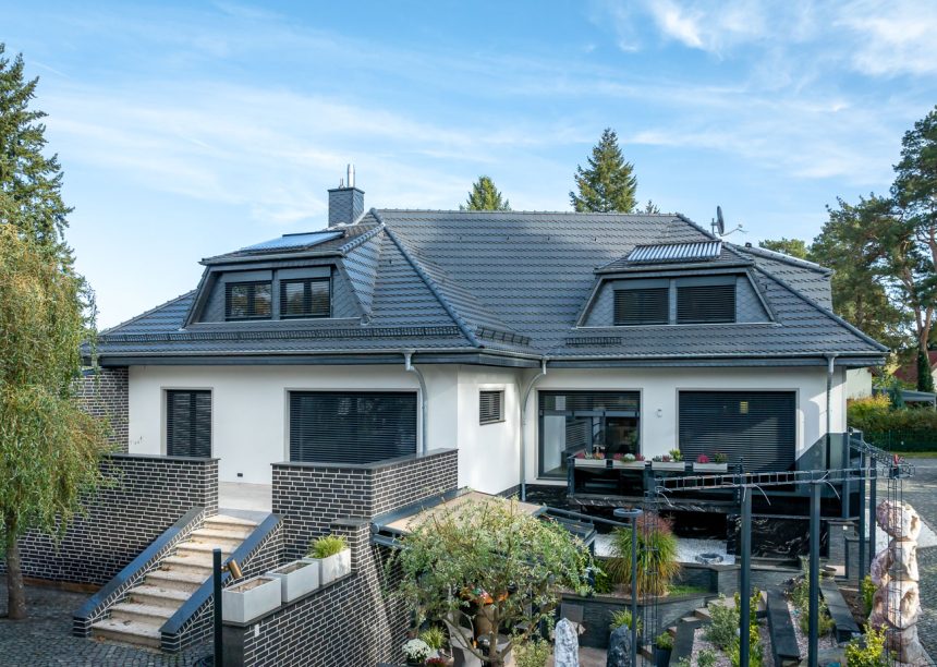 Biber im Rundschnitt in der Oberfläche edelschiefer auf Villa mit Terrasseneinblick