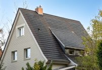 Solarziegel Stylist-PV und Dachziegel Stylist auf saniertem Steildach in der Gesamtansicht