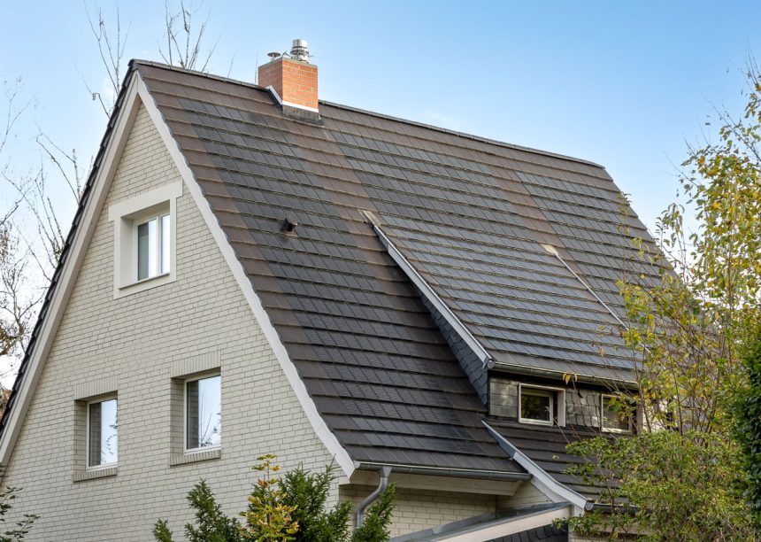 Solarziegel Stylist-PV und Dachziegel Stylist auf saniertem Steildach in der Gesamtansicht