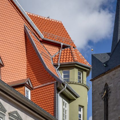 Hohlfalzziegel Z5 im Geradschnitt in nauturrot-dunkel auf historischen Stadthaus als kunstvolle Detailaufnahme mit Bibern im Segementschnitt