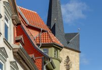 Hohlfalzziegel Z5 im Geradschnitt in nauturrot-dunkel auf historischen Stadthaus als kunstvolle Detailaufnahme