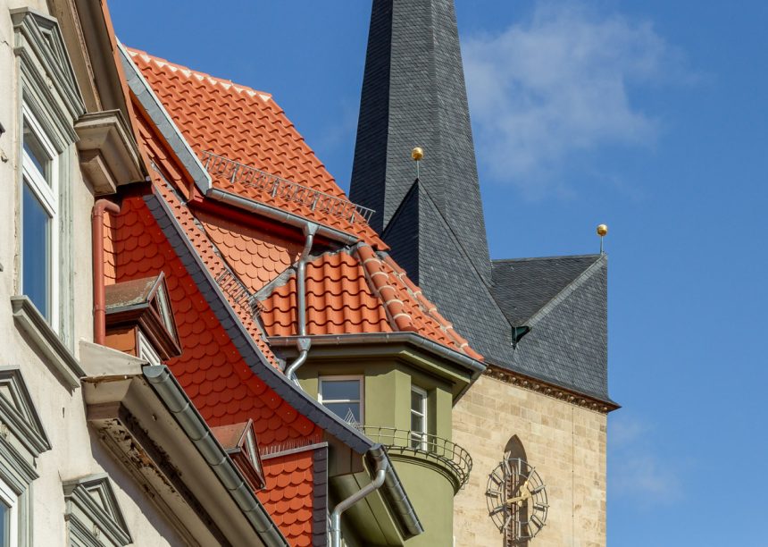 Hohlfalzziegel Z5 im Geradschnitt in nauturrot-dunkel auf historischen Stadthaus als kunstvolle Detailaufnahme