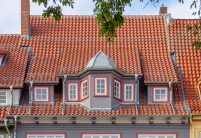 Hohlfalzziegel Z5 im Geradschnitt in nauturrot-dunkel auf historischen Stadthaus mit schönem Deckbild und kunstvollen Gauben