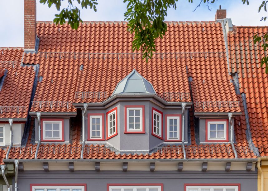 Hohlfalzziegel Z5 im Geradschnitt in nauturrot-dunkel auf historischen Stadthaus mit schönem Deckbild und kunstvollen Gauben