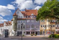 Hohlfalzziegel Z5 im Geradschnitt in nauturrot-dunkel auf historischen Stadthaus in der Komplettansicht