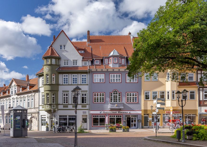 Hohlfalzziegel Z5 im Geradschnitt in nauturrot-dunkel auf historischen Stadthaus in der Komplettansicht