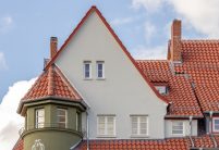 Hohlfalzziegel Z5 im Geradschnitt in nauturrot-dunkel auf historischen Stadthaus