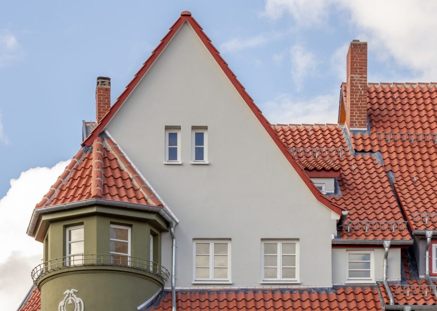 Hohlfalzziegel Z5 im Geradschnitt in nauturrot-dunkel auf historischen Stadthaus