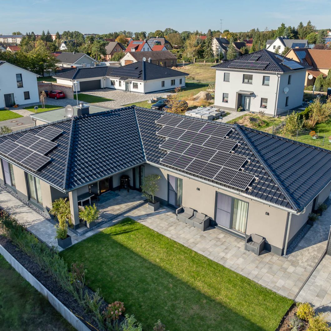 Dachziegelmodell J11v in spacegrau auf Bungalow