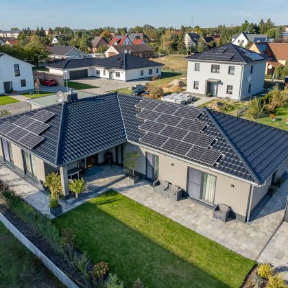 Dachziegelmodell J11v in spacegrau auf Bungalow