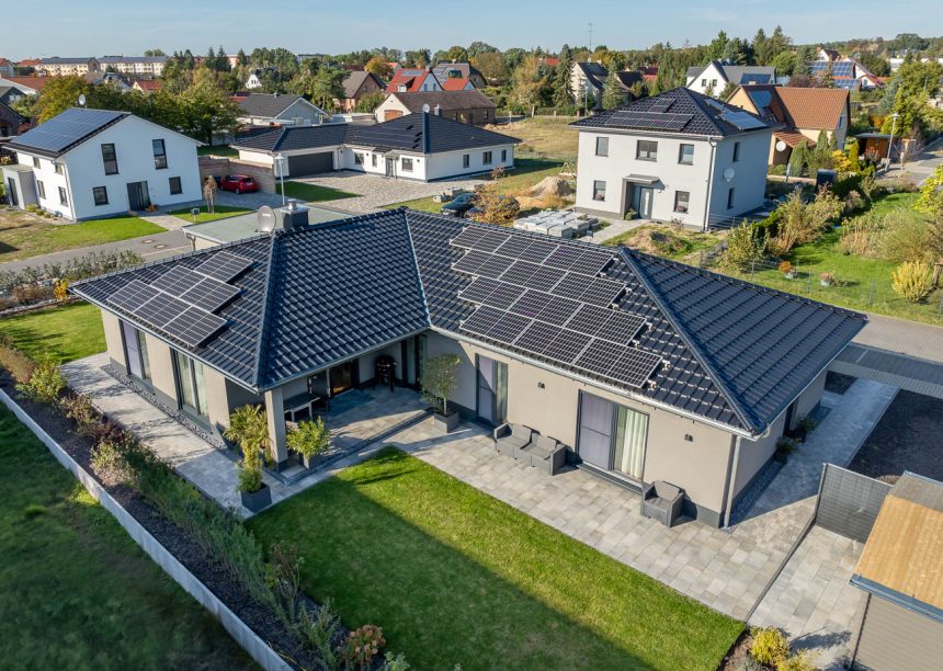 Dachziegelmodell J11v in spacegrau auf Bungalow