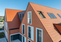 Naturrote Flach-Dachziegel auf Mehrfamilienhaus mit Klinkergiebel