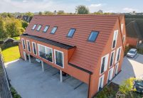 Naturrote Flach-Dachziegel auf Mehrfamilienhaus