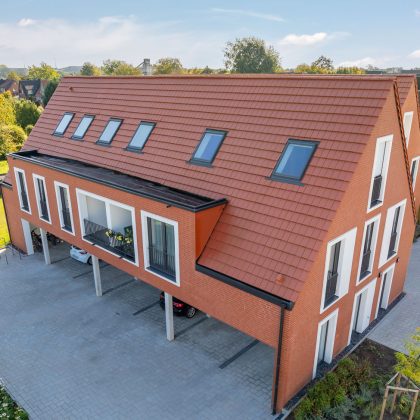 Naturrote Flach-Dachziegel auf Mehrfamilienhaus