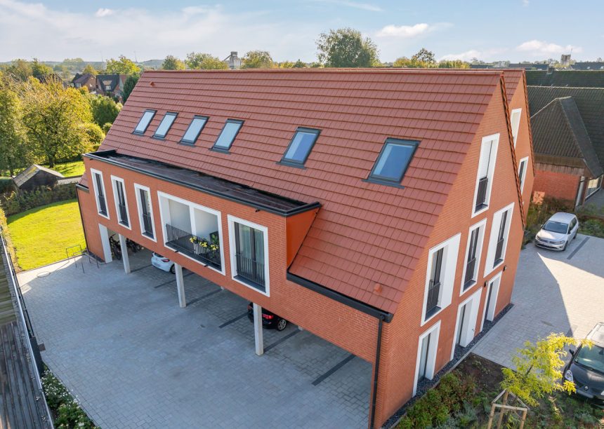 Naturrote Flach-Dachziegel auf Mehrfamilienhaus