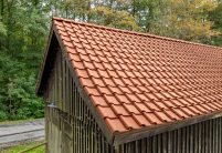 Schneidmühle der Stadt Steinach mit Fokus auf den Dachgiebel und Holzfassade