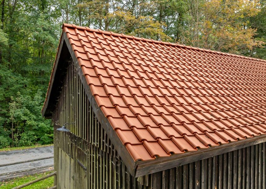 Schneidmühle der Stadt Steinach mit Fokus auf den Dachgiebel und Holzfassade