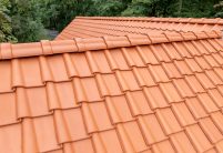 Schneidmühle der Stadt Steinach mit Fokus auf das neue Dach mit Dachziegel K1 im klassischen naturrot