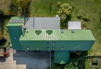 Unser Dachziegel J11v in edelgrün auf einem landwirtschaftlichen Anwesen aus der Volgelperspektive