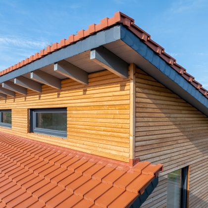 Firstdetails von Einfamilienhaus mit Dachziegel J160 in altrot mit toller Holzfassade